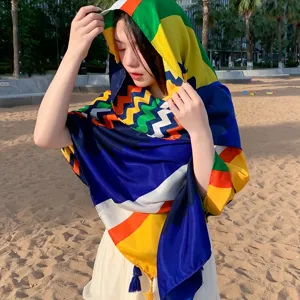 Foulard châle cape style ethnique géométrique coloré pour femmes, idéal pour un voyage plage.