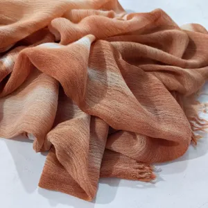 Detailaufnahme des Viskose-Schals mit Farbverlauf und knittriger Stoffstruktur.