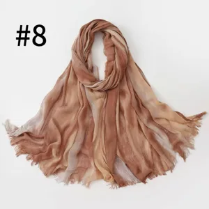 Nahaufnahme des farbverlauf gestreiften Schals aus weichem Material mit vintage Design.
