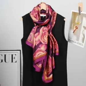 Foulard en soie élégant avec motif de roses pour femmes, châle luxueux pour le printemps.
