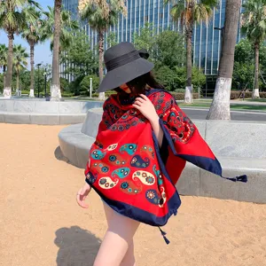 Vue détaillée du châle poncho d'été pour femme à imprimé ethnique avec franges, style bohème en plein air.
