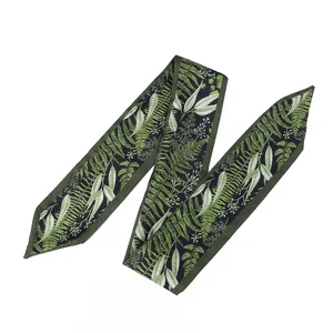 Élégant foulard twilly à imprimé botanique de fougère verte, idéal pour cheveux ou sac.