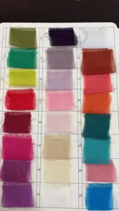 Vista detallada de la carta de colores de tela voile transparente con 24 tonos para decoracion.