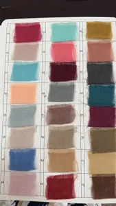 Tarjeta de muestra de tela que muestra varios colores de gasa para detalles de bodas.