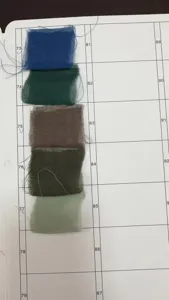Tarjeta de muestra de color de tela con varios tonos de tela voile para decoración.