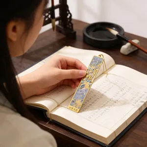 Traditionelles chinesisches Metall-Lesezeichen mit filigranem Blumendesign, elegantes Kulturgeschenk.