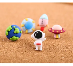 Niedliche Weltraum Pinnnadeln Set mit Erde Astronaut Rakete UFO für Fotowand Deko.