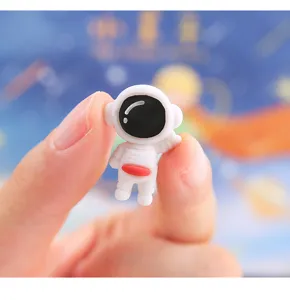 Dekorativer Reisszwecke mit Astronauten Design für schöne Foto Pinnwand Deko.