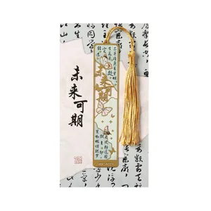 Ehrenwertes Metalllesezeichen mit Quaste und Schmetterlingsdesign für Bücherfreunde.