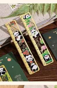 Detailaufnahme des Metall-Lesezeichens mit Panda, chinesischer Stil Lotus und Kaki Stil.