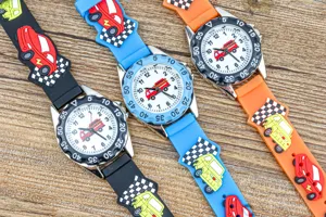 Kinder Zeichentrick Quarzarmbanduhr mit Rennwagen Armband und klarem Zifferblatt für Jungen.