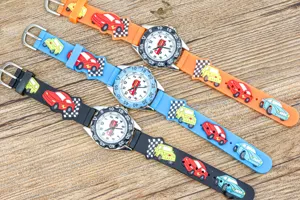 Kinder Quarzuhr mit niedlichem Cartoon Rennauto Silikonarmband und klarem Zifferblatt.