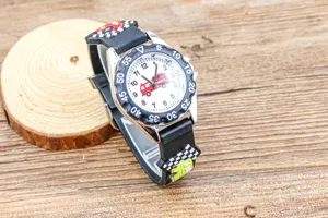 Kinder Cartoon Rennwagen Uhr Feuerwehr Quarz Detailansicht mit klaren Zahlen und Armband.