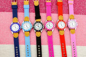 Bunte Kinder Quarzarmbanduhr mit Segeltuch Armband und niedlichem Smiley Gesicht Dekor.