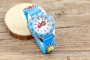 Kinder Quarzarmbanduhr mit Feuerwehrauto Zifferblatt und blauem Silikon Rennsport Armband.