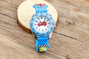 Kinder Quarzuhr mit feuerwehrauto Zifferblatt und blauem Silikonarmband für Jungen Alltag.