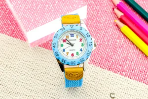 Kinder Quarzuhr mit bunten Zahlen, blauer Lünette und stilvollem Canvas-Lederarmband für Kinder.