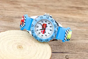 Nahaufnahme Detail der Kinderuhr mit blauem Armband, Autodekoration und klaren Zahlen.