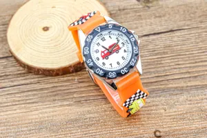 Kinder Quarz-Uhr mit klaren Zahlen, Cartoon Feuerwehr Zifferblatt und orange Armband.