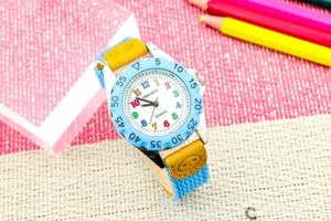 Kinder bunte Quarzuhr mit Stoffarmband und klaren Zahlen für Jungen und Mädchen Detailansicht