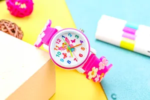 Schattig kinderhorloge met siliconen bloemenband en sprookjesfee wijzerplaat voor meisjes.