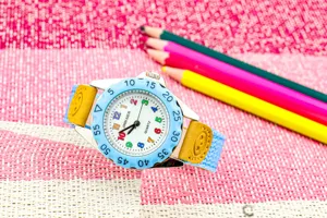 Kinder Quarzurh Detailansicht, buntes Zifferblatt mit Zahlen und Stoffarmband fur Kinder Sport