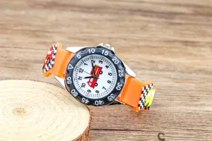 Kinder Cartoon Quarzuhr mit Feuerwehrauto Zifferblatt, orangem Silikonarmband und Zahlenlünette.