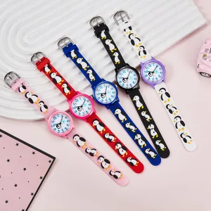 Gros plan sur des montres pour enfants colorées avec bracelet silicone pingouin mignon.
