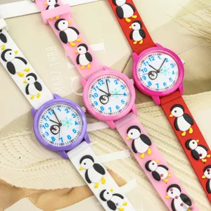 Jolie montre à quartz pour enfants avec bracelet en silicone souple et motif pingouin mignon.