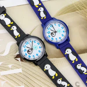 Jolie montre à quartz pour enfants pingouin avec bracelet en silicone souple et cadran.
