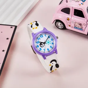 Gros plan sur le détail de la montre quartz enfant avec bracelet et cadran pingouin.