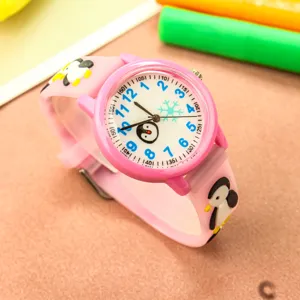 Détail de la jolie montre enfant pingouin, bracelet rose avec chiffres et flocon de neige.