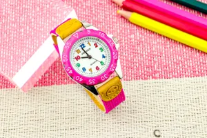 Kinder Quarz Armbanduhr mit buntem Zifferblatt und rosa Lünette für Jungen und Mädchen Top.