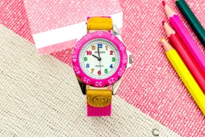 Bunte Kinder Quarzurh mit rosa Lünette Canvas Armband und hellen Zahlen für den Alltag.
