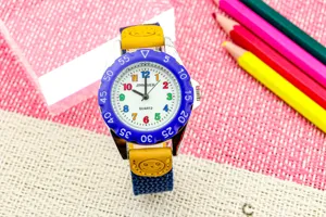Bunte Kinder Quarzuhr mit klaren Zahlen, Stoff Lederarmband und schöner blauer Lünette.
