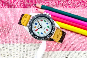 Kinder Quarz-Uhr mit bunten Zahlen Leinwand Lederarmband Klares Zifferblatt Sport Kinderuhr 2024