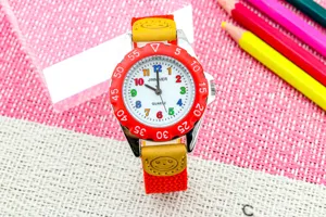 Detailaufnahme der Kinder-Quarzuhr, buntes Zifferblatt und roter Ring, Canvas-Armband.