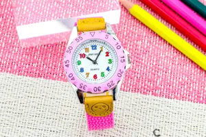 Kinder Quarzwatch mit bunten Zahlen rosafarbener Lünette und Stoffarmband für Kinder Sport