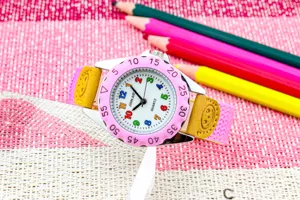 Kinder Quarzarmbanduhr mit bunten Zahlen und Stoffarmband fuer Jungen und Maedchen Detail