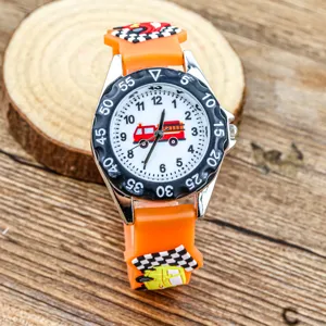 Kinder Cartoon Quarzwatch mit Feuerwehrauto Zifferblatt und orange Armband für Jungen.