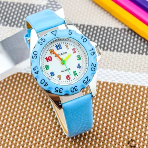 Orologio al quarzo per bambini con cinturino in pelle blu e quadrante con numeri colorati.