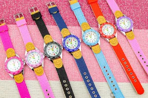 Kleurrijk kinderhorloge met canvas band en duidelijke leertijd nummers voor jongens en meisjes