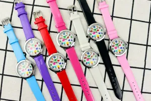 Bunte Kinder Quarz Uhr mit süßem Herz Zifferblatt und weichem Lederarmband für Kinder.