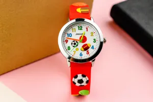 Detailaufnahme der Kindersportuhr mit rotem Silikonarmband und bunten Ball-Zifferblättern.
