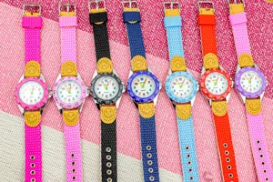 Kinderen quartz horloge met kleurrijke canvas band en schattig smiley gezicht ontwerp.