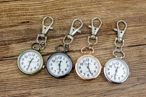 Montre de poche infirmière quartz portable avec mousqueton porte-clés et cadran à chiffres clairs.