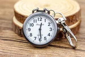 Montre de poche quartz infirmière compacte avec clip, cadran clair pour sacs d'extérieur.