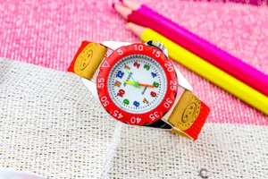 Detailopname van kinder leer-quartzhorloge met kleurrijke cijfers en canvas bandje.
