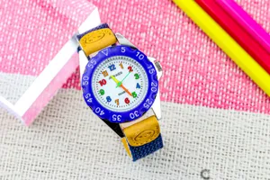 Kinder quartz horloge met kleurrijke cijfers, blauwe bezel en comfortabele canvas horlogeband.
