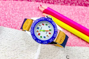 Kinder quartz horloge met kleurrijke cijfers leerwijzerplaat en comfortabele canvas band